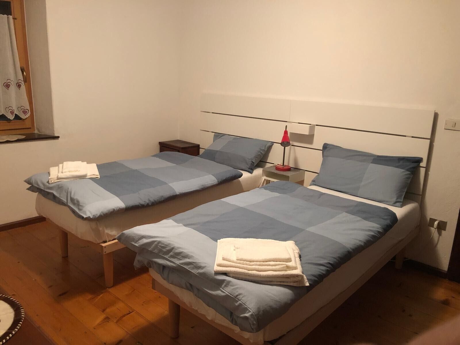 2 habitaciones, tabla de planchar con plancha, wifi y ropa de cama 