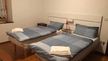 2 habitaciones, tabla de planchar con plancha, wifi y ropa de cama