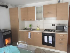 Fridge, microwave, oven, stovetop - Apartment 'Nina' with Shared Terrace and Wi-Fi (Santo Stefano di Cadore)