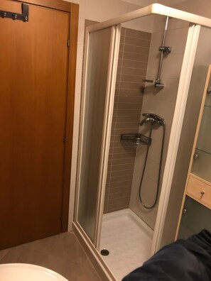 Shower, hair dryer, towels - Apartment 'Nina' with Shared Terrace and Wi-Fi (Santo Stefano di Cadore)