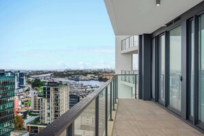 Property grounds - Prestige 2BR Stay w/ Ocean Views, Rooftop & Cinema (Newcastle West)