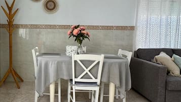 Comfort Apartment, City View | Dining