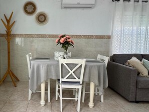 Căn hộ tiện nghi đơn giản, quang cảnh thành phố | Khu ăn uống