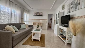 Comfort Apartment, City View | Living area