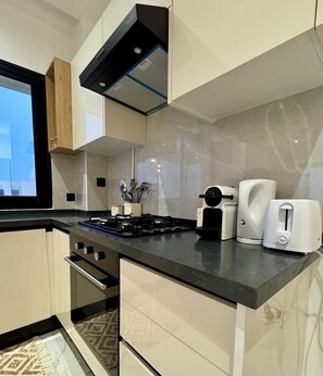 Private kitchen - Luxury Seaside Apartment – Terrace & Panoramic View - 2 bedrooms (Hammam Sousse)