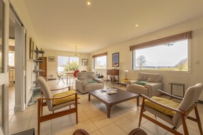 TV, fireplace, DVD player, books - Family home in Belz, with views of the Ria d'Etel (Belz)
