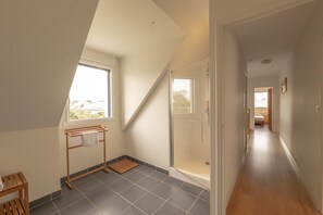 Shower, towels - Family home in Belz, with views of the Ria d'Etel (Belz)