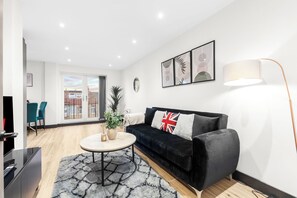Living area - Modern 2BR apartment w/terrace sleeps 6 (London)