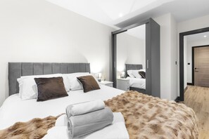 Room - Modern 2BR apartment w/terrace sleeps 6 (London)