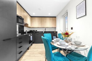 Private kitchen - Modern 2BR apartment w/terrace sleeps 6 (London)