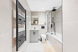 Bathroom - Modern 2BR apartment w/terrace sleeps 6 (London)