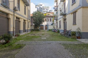 A narrow courtyard with cobblestone paths, a tree, and bicycles parked on the side. - Pomponazzi, 19 — Two-bedroom apartment in the Bocconi neighborhood (Milano)