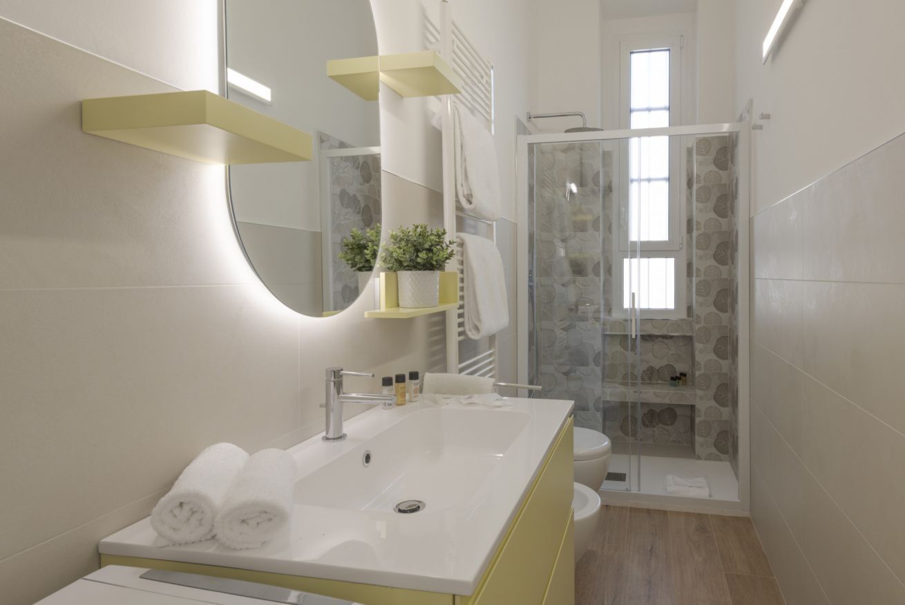 Ducha, bidet, toallas, shampoo