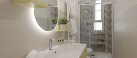Dusche, Bidet, HandtĂŒcher, Shampoo