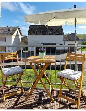 Outdoor dining - Vacation in the heart of the Vulkaneifel-Ferienwohnung Eifelherzen (Demerath)