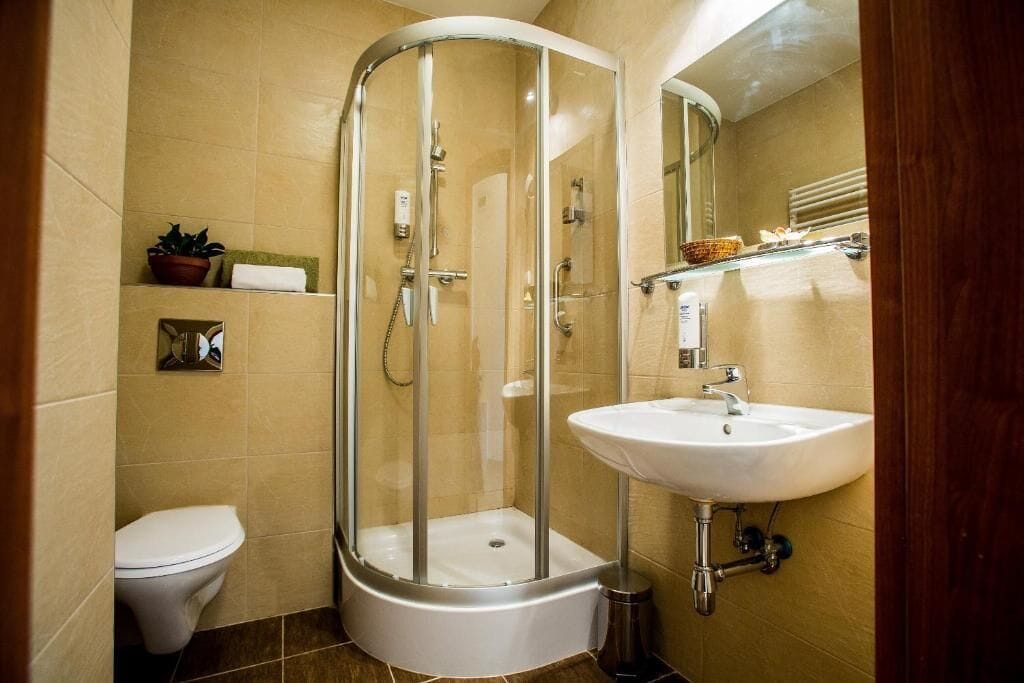 Căn hộ | Phòng tắm | Buồng tắm vòi sen, máy sấy tóc, khăn tắm, giấy vệ sinh 