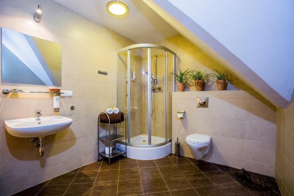 Driepersoonskamer, balkon | Badkamer | Een douche, een haardroger, handdoeken, toiletpapier