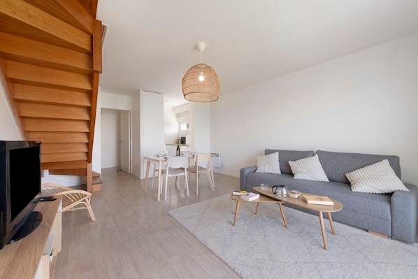 TV - Apartment 'Les Terrasses De Kerhos' with Sea View, Private Terrace and Wi-Fi (Camaret-sur-Mer)