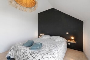 2 bedrooms, WiFi, bed sheets - Apartment 'Les Terrasses De Kerhos' with Sea View, Private Terrace and Wi-Fi (Camaret-sur-Mer)