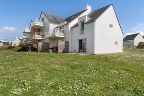 A modern two-story house with a balcony, a small garden, and a clear sky. - Apartment 'Les Terrasses De Kerhos' with Sea View, Private Terrace and Wi-Fi (Camaret-sur-Mer)