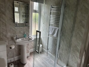 Habitación con 1 cama matrimonial o 2 individuales | Baño | Regadera, secadora de cabello, toallas, jabón 