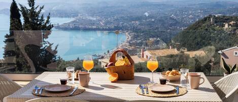 Appartement Confort, vue mer | Restauration extérieure