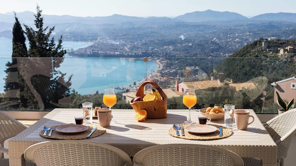 Departamento Confort, vista al mar | Restaurante al aire libre