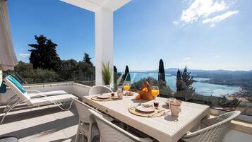 Comfort Apartment, Sea View | Outdoor dining