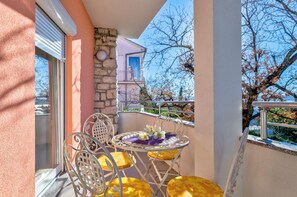 Outdoor dining - Modern vacation apartment near sandy beach (Crikvenica)