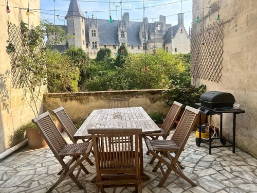 In the village, facing the castle: La "Maison in Montsoreau".
Up to 6 guests