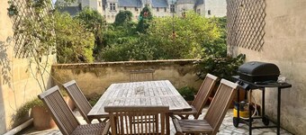 In the village, facing the castle: La "Maison in Montsoreau". Up to 6 guests