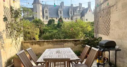 In the village, facing the castle: La "Maison in Montsoreau".
Up to 6 guests