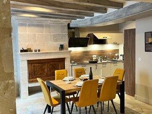 Dining - In the village, facing the castle: La "Maison in Montsoreau". Up to 6 guests (Montsoreau)