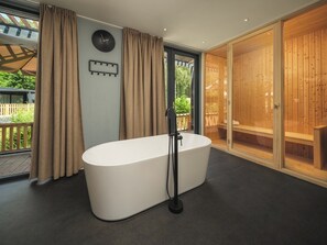 Spa - Wake up in your private wellness oasis where a bubbling hot tub, Finnish sauna and starry sky above your bed create pure relaxation together. (Tandel)