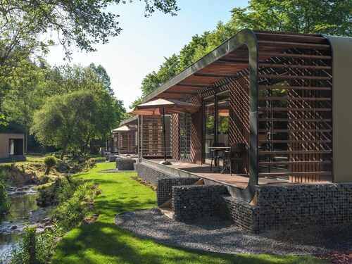 Word wakker in jouw privé wellness oase waar een bruisende hottub, Finse sauna en sterrenhemel boven bed zorgen voor pure ontspanning samen.