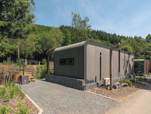 Property grounds - Wake up in your private wellness oasis where a bubbling hot tub, Finnish sauna and starry sky above your bed create pure relaxation together. (Tandel)