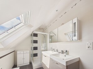Shower, hair dryer - House for 6 adults and 3 children – 900m beach (La Forêt-Fouesnant)