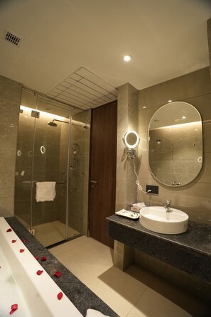 Suite studio présidentielle | Salle de bain | Articles de toilette (gratuits), serviettes fournies, savon, shampooing