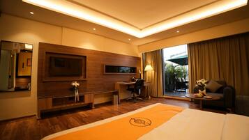 Family Room | Premium bedding, minibar, laptop workspace, blackout drapes
