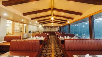 Deluxe Double Room, Mountain View | Dining