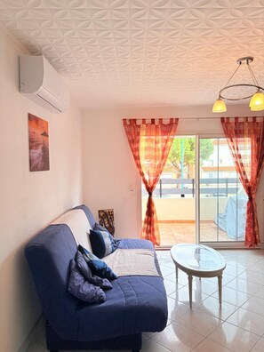 TV - St Cyprien Cocon: Beach, market and shops within walking distance (Saint-Cyprien)