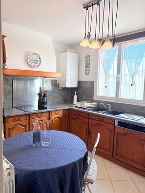Fridge, microwave, oven, dishwasher - St Cyprien Cocon: Beach, market and shops within walking distance (Saint-Cyprien)