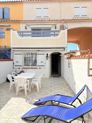 Outdoor dining - St Cyprien Cocon: Beach, market and shops within walking distance (Saint-Cyprien)
