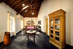 Luksusvilla, hageutsikt | Spiseområde