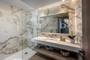 Deluxe-Suite, Poolblick | Badezimmer