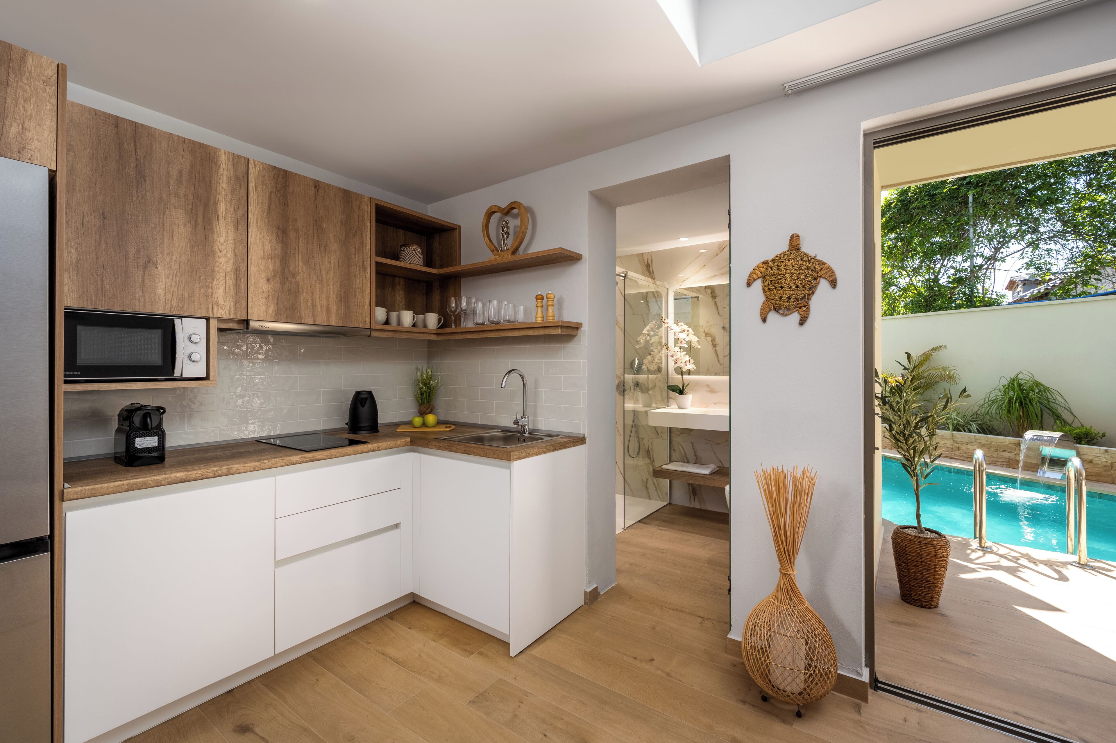 Suite exclusiva | Cocina privada | Microondas y utensilios de cocina