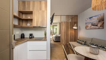 Suite, vistas a la piscina | Zona de estar