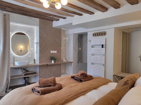 Romantic Room | Desk, blackout drapes, iron/ironing board, free WiFi. Tresors de Sens