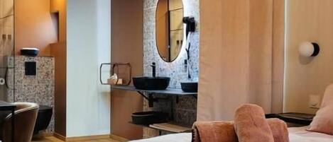 Escritorio, cortinas blackout y tabla de planchar con plancha