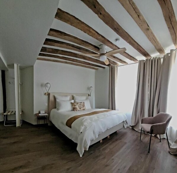Romantic Room | Desk, blackout curtains, iron/ironing board, free WiFi